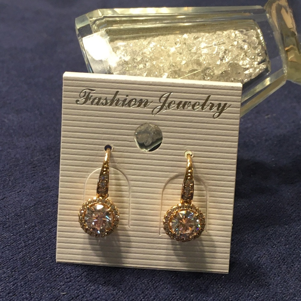 Gold plated simulated diamond earring.